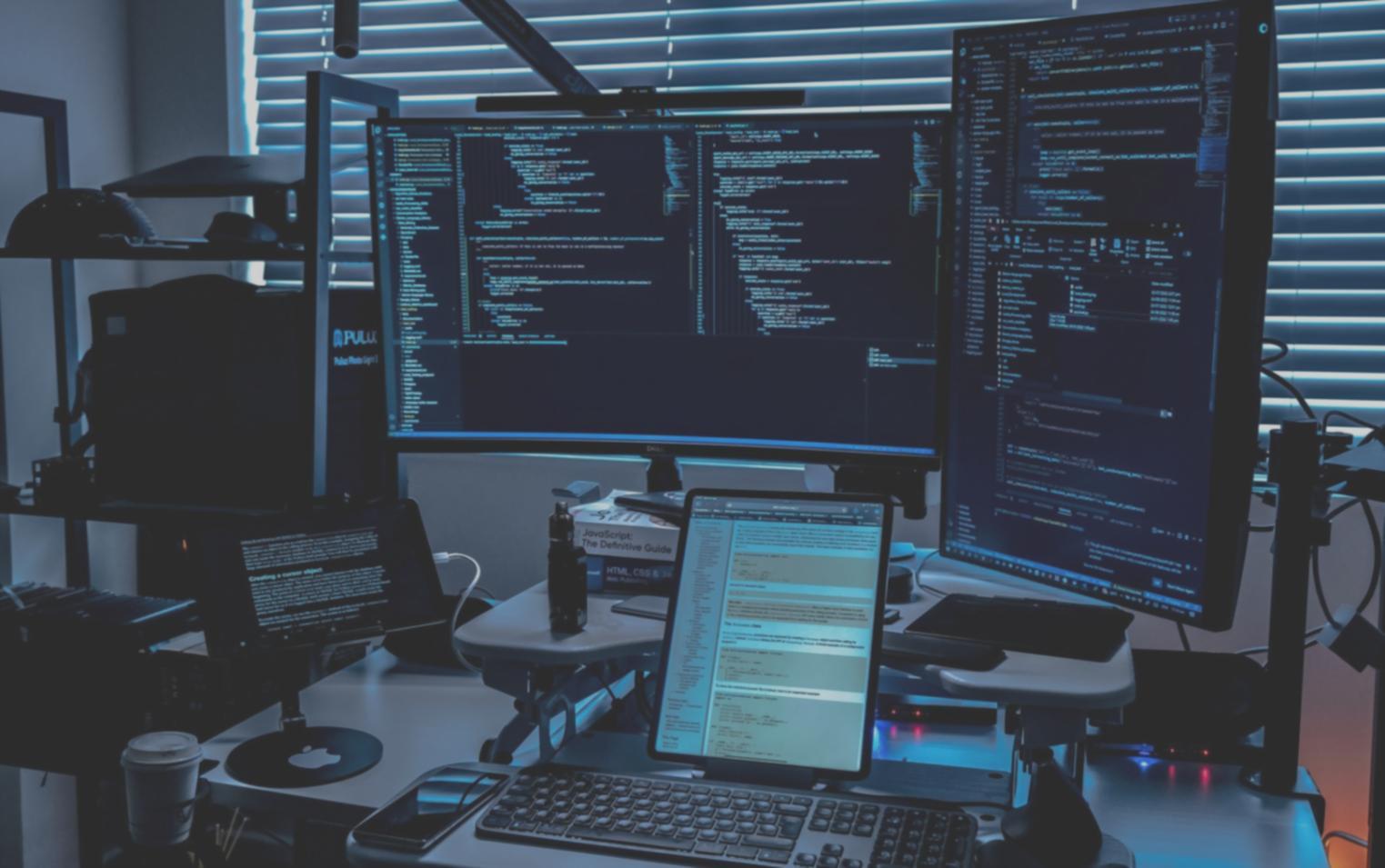 Рабочее пространство дизайнера с цветовыми образцами и референсами